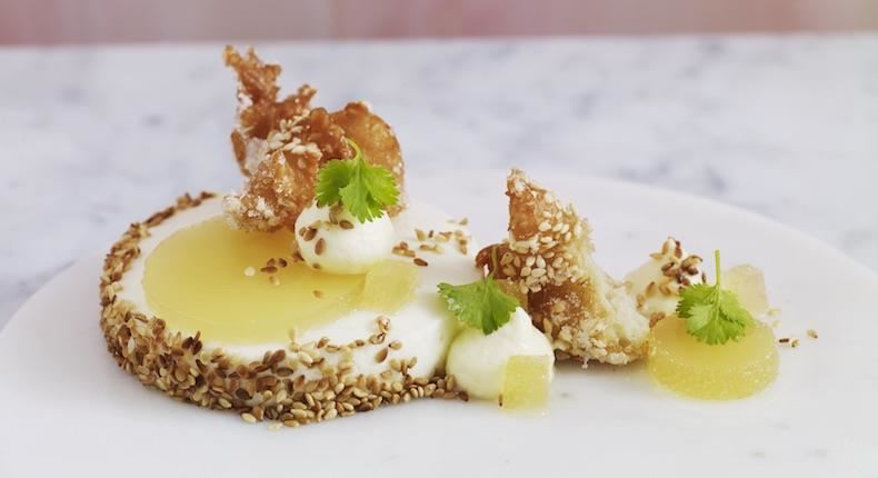 Asiatiska smaker i en syrligt uppfriskande dessert med parfait och gelé på limefrukten yuzu. Perfekt ihop med luftiga, friterade petit-chouer med sesamfrön och socker.