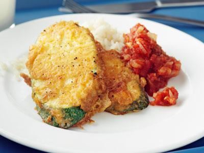 Våra ägg- och ostpanerade zucchiniskivor, frasigt steka i smör, känns alltid lite festliga och faller de flesta i smaken.