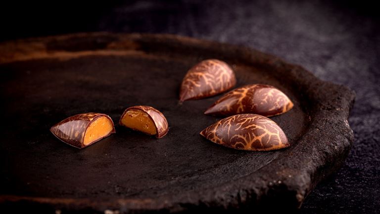 Filled chocolates: Caramel ganache with tonka