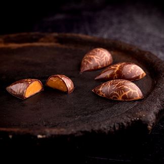 Filled chocolates: Caramel ganache with tonka