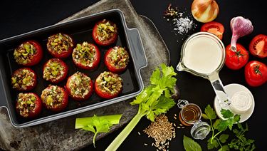Stuffed tomatoes with grains and herbs