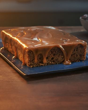 STICKY DATE CAKE WITH TOFFEE SAUCE