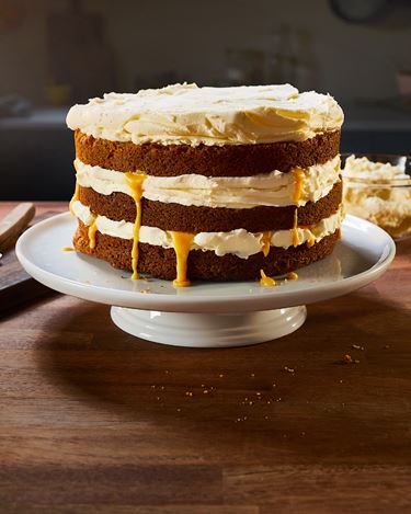 Sárgarépás-rozmaringos torta vaníliás vajkrémes cukormázzal és narancsos túróval