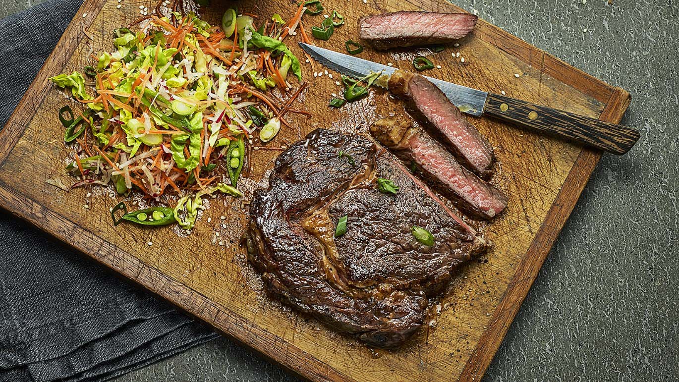 Filete ribeye con ensalada de col asiática | Lurpak®