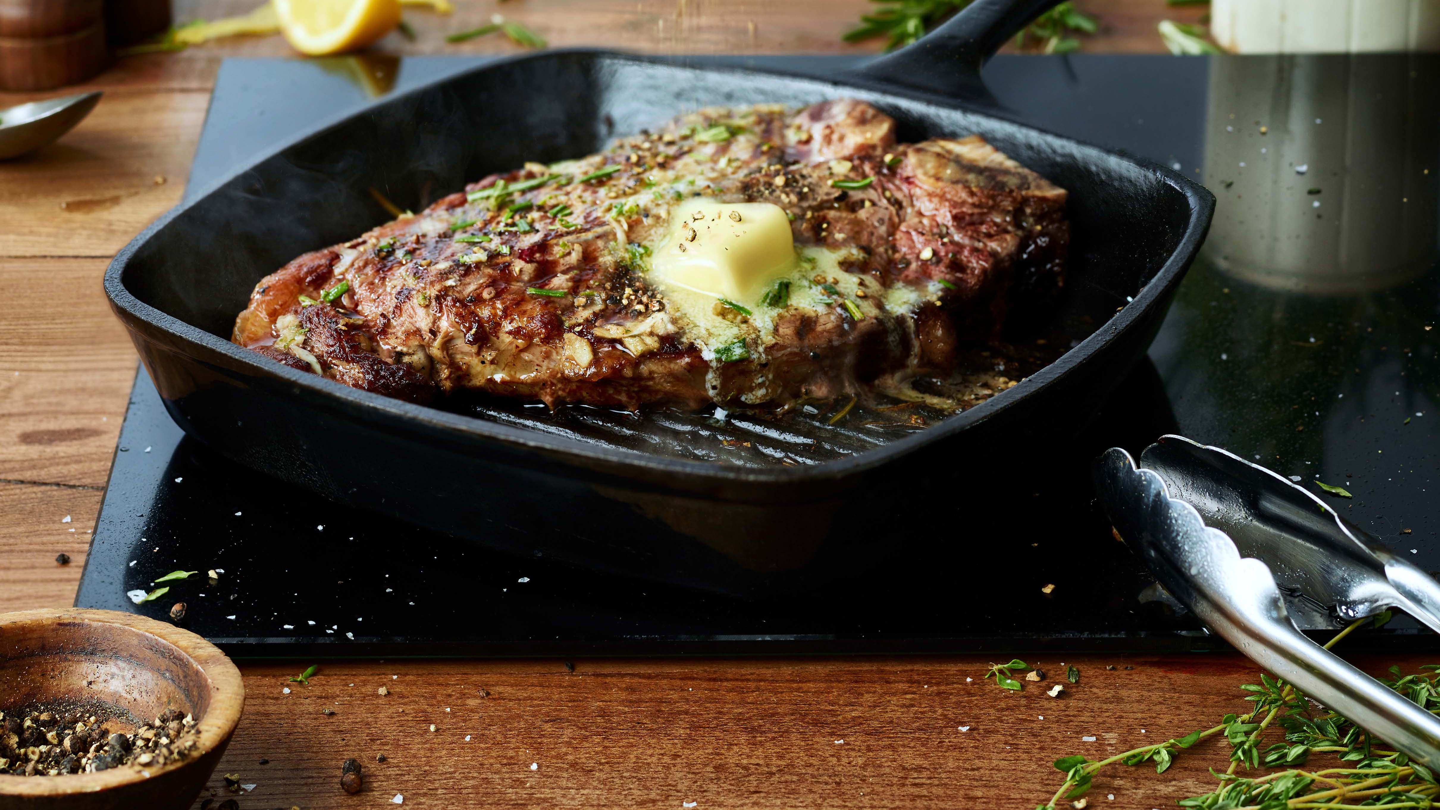 Filete T-bone con romero, tomillo y menta | Lurpak®