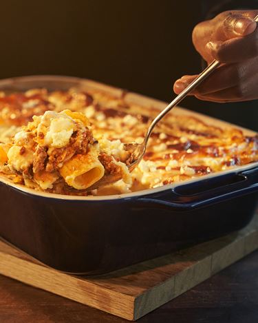 BEEF PENNE PASTA BAKE WITH CREAMY BÉCHAMEL SAUCE | Lurpak®