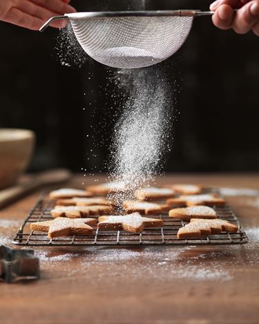 CHRISTMAS BISCUITS WITH CINNAMON