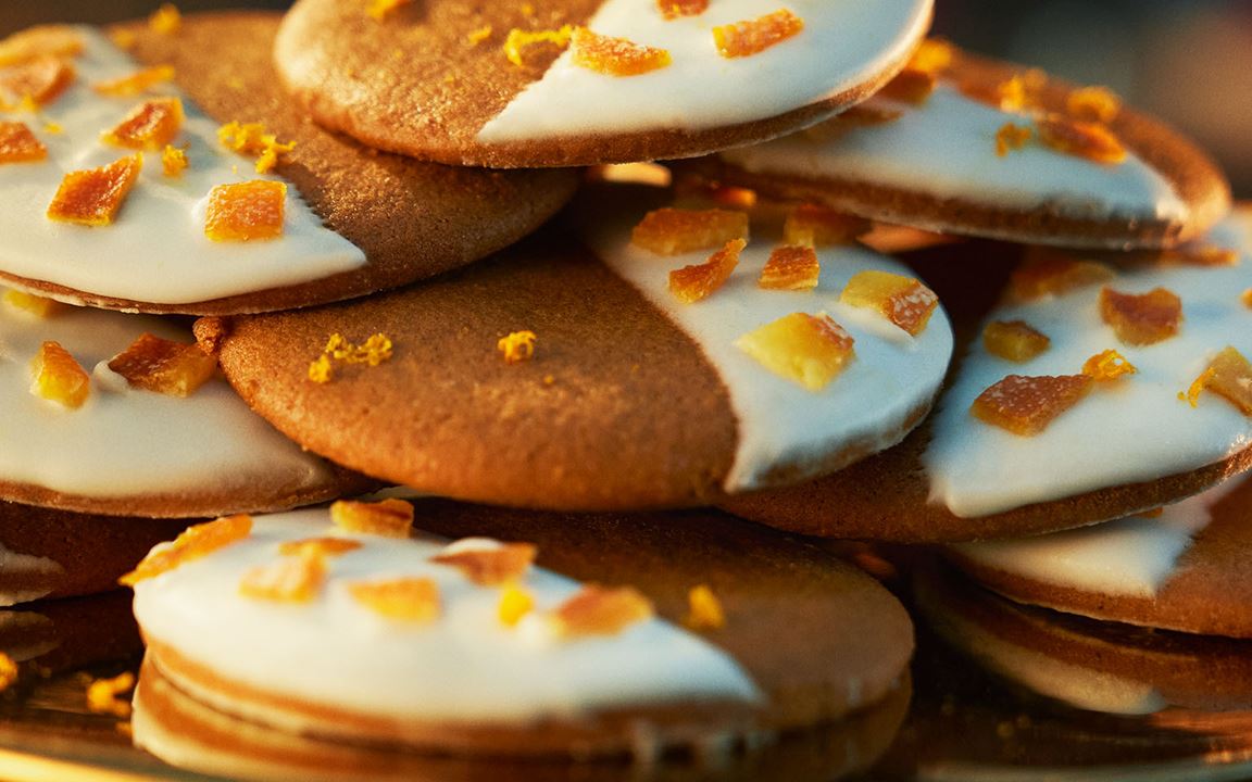 Gingerbread cookies with candied orange peel