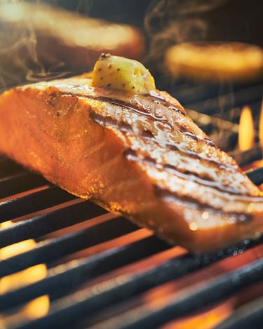 Pepper salmon with grilled lemons ( Recipe ) | Lurpak®
