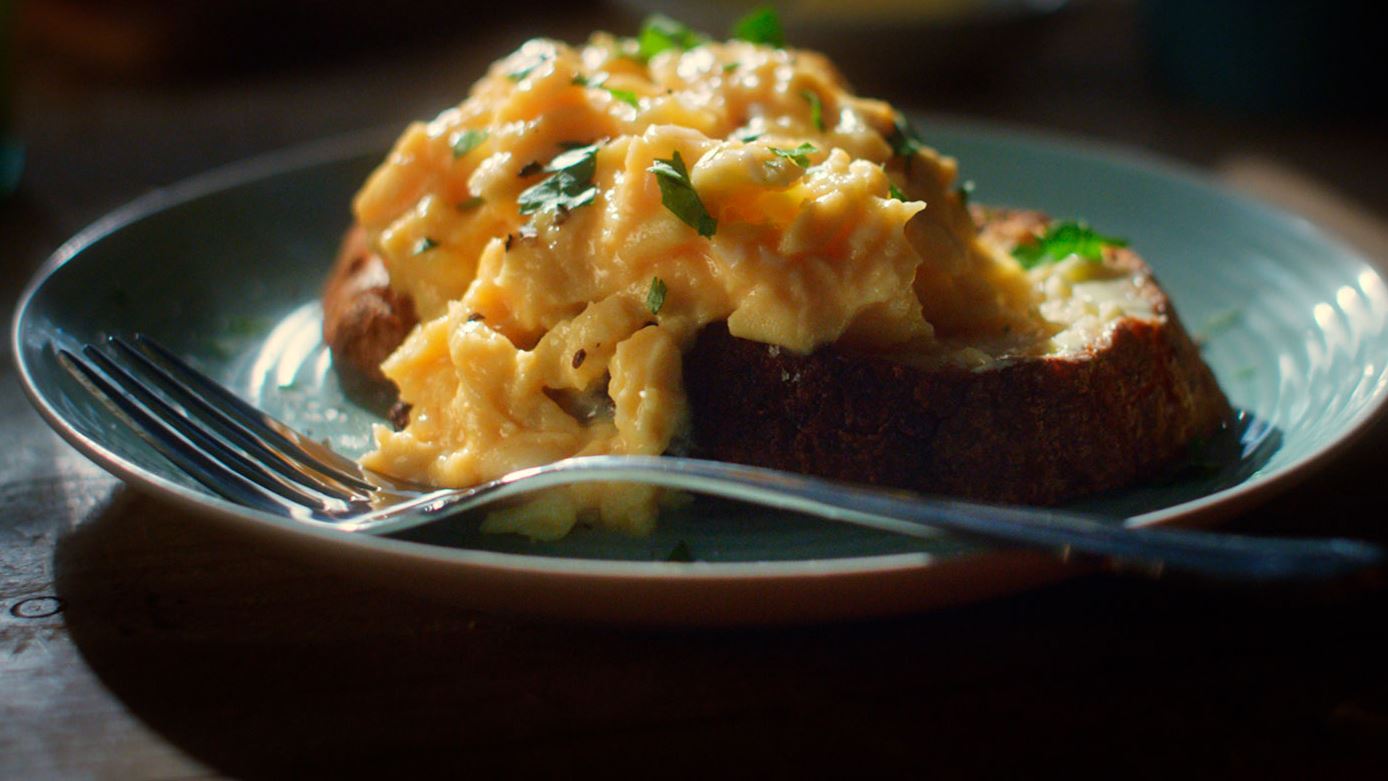 Scrambled eggs on toast | Lurpak®
