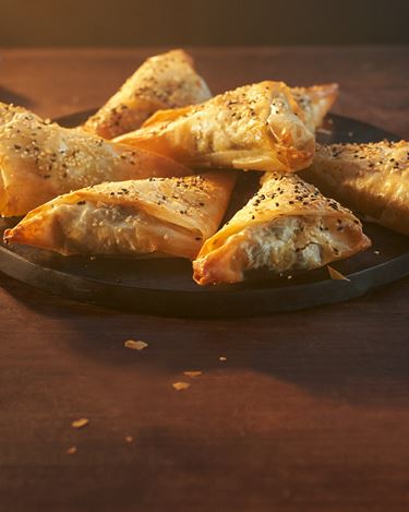 SPICED VEGGIE FILO PARCELS WITH YOGHURT & DILL DIP