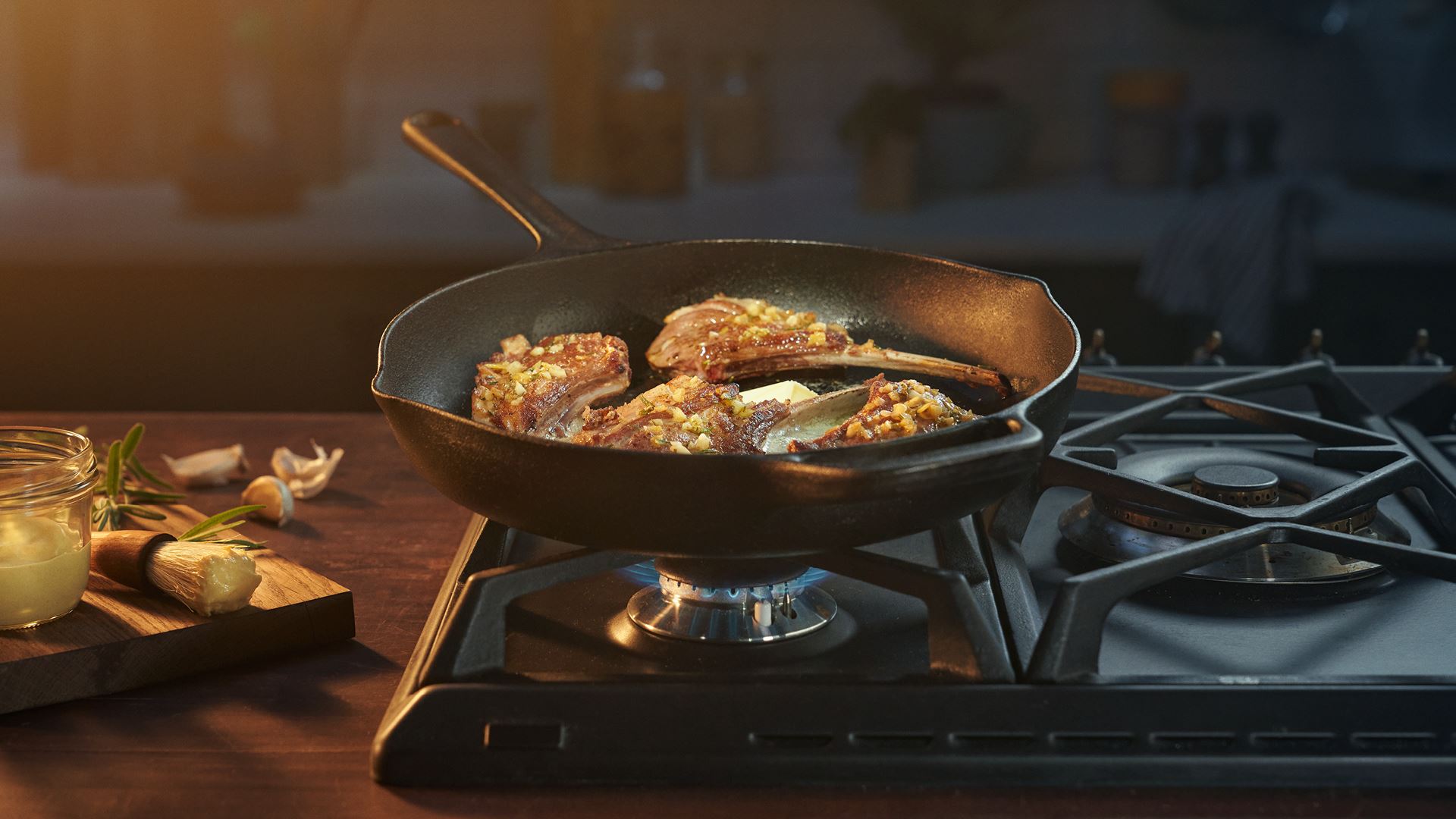 PAN-FRIED LAMB CHOPS WITH ROSEMARY & GARLIC | Lurpak®